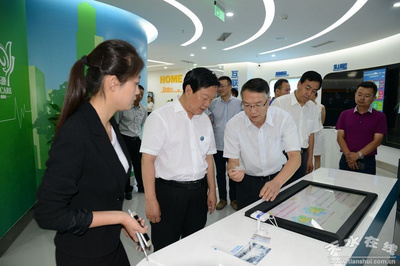 市长杨维俊一行视察甘肃万维智慧城市展览馆，聚焦通信技术研发与服务提升）\n\n近日，市长杨维俊专程赴甘肃万维公司智慧城市展厅进行考察，重点就智慧城市建设的关键环节“通信技术的开发及服务”展开调研。上午9时许，在甘肃万维公司领导的陪同下，杨市长一行步入精心布置的展厅内。馆内设有多个分展区，全面呈现公司在云计算、大数据、物联网搭载等方面的最新成果，特别是通信网络在智能政务、远程医疗、精细物流等场景落地实践，吸引每一位领导驻足详察。\n\n听取讲解了企业在这十五年间的华丽蜕变。万维积极响应国家新基建战略，由初始